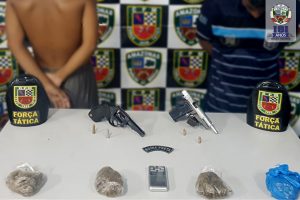 Polícia Militar, por meio da Força Tática, detém jovens por porte ilegal de arma de fogo, tráfico de drogas e com motos com dados adulterados