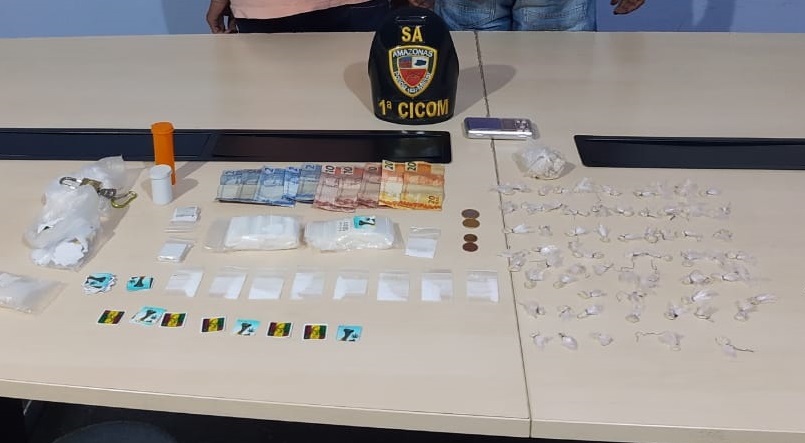 Foram apreendidos um frasco plástico e uma bolsa contendo porções de entorpecentes, uma balança de precisão, material utilizado para embalar a droga, além de R$ 81,40 em espécie.