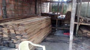 Na zona norte de Manaus, Polícia Militar apreende madeira serrada irregular em depósito clandestino