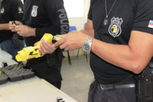 O equipamento, defendido pela ONU, é utilizado pelas Forças de Paz e em alguns estados brasileiros.