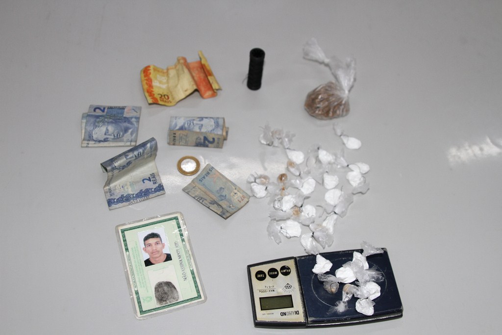 Com Alessandro a polícia encontrou drogas, balança de precisão e dinheiro. Foto: Ney Mendes/SSP-AM