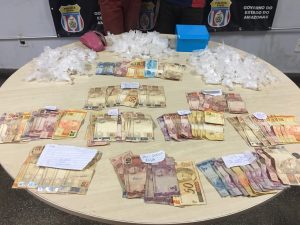 Imagem da notícia - Polícia Civil prende dupla com 165 trouxinhas de pasta base de cocaína e mais de R$ 3 mil oriundos do tráfico de drogas