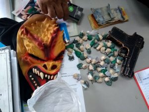 Imagem da notícia - Polícia Civil prende no T1 jovem com simulacro de arma de fogo e drogas