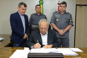 Imagem da notícia - Governador Amazonino Mendes assina promoção de mais 2.096 policiais militares