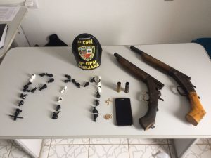 Imagem da notícia - Polícia Militar detém dupla com arma de fogo envolvida com o tráfico de drogas no município de Guajará