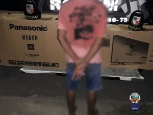 Imagem da notícia - Policiais militares da Rocam prendem adolescente infrator com produtos roubados na zona oeste