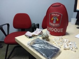 Imagem da notícia - Polícia Militar, por meio do 1º Batalhão de Choque, detém homem em garupa de motocicleta com entorpecentes, na zona leste de Manaus