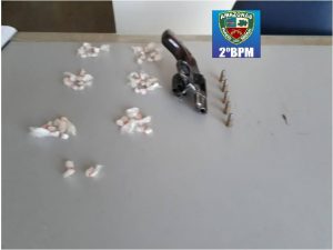 Imagem da notícia - Policiais militares do 2º BPM detém homem com drogas e arma de fogo no município de Silves