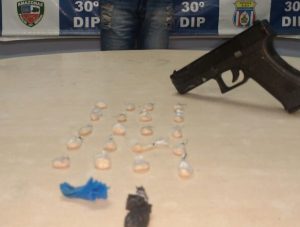 Imagem da notícia - Polícia Militar, por meio da 30ª Cicom, detém homem com simulacro de arma de fogo e entorpecentes na zona leste de Manaus