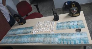 Imagem da notícia - Polícia Militar, por intermédio da 8ª Cicom, apreende droga, dinheiro e um rádio comunicador, na zona oeste de Manaus