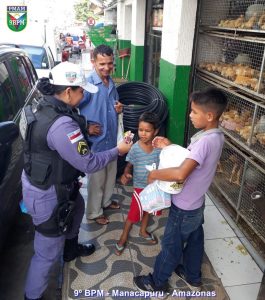 Imagem da notícia - Polícia Militar, através da dupla Cosme e Damião do 9° BPM, em Manacapuru, distribui ovos de Páscoa à crianças carentes
