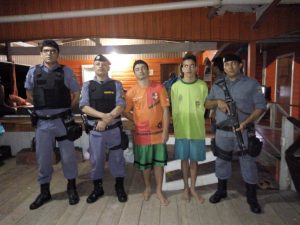 Imagem da notícia - Policiais Militares resgatam irmãos que naufragaram e ficaram mais de três horas à deriva no rio Solimões
