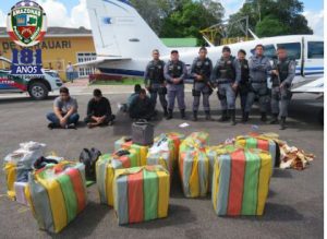 Imagem da notícia - Polícia Militar do Amazonas intercepta avião com quase 500 kg de drogas em Carauari