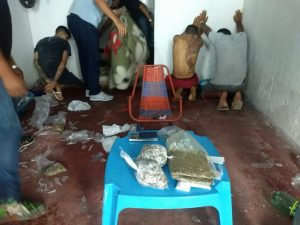 Imagem da notícia - Polícia Civil prende trio e apreende adolescente com 300 ‘trouxinhas’ de maconha no bairro Alvorada, em Manaus