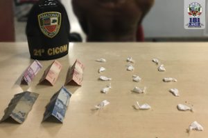 Imagem da notícia - Polícia Militar, por meio da 21ª Cicom, detém infrator por tráfico de drogas e apreende homem dentro veículo, possivelmente, usando entorpecente