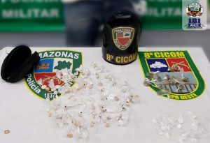 Imagem da notícia - Polícia Militar, por meio da 8ª Cicom, recupera veículo com restrição de roubo e detém homens vendendo drogas na Compensa, zona oeste de Manaus