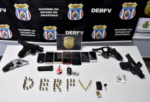 Imagem da notícia - Polícia Civil apreende armas e munições com integrantes de facção criminosa e recupera carros roubados com o bando