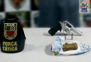 Imagem da notícia - Polícia Militar, por meio da Força Tática, detém homem portando ilicitamente arma de fogo e drogas