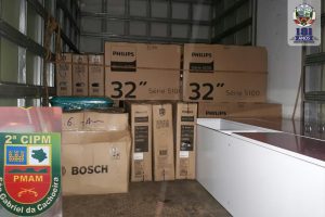 Imagem da notícia - Polícia Militar detém, em São Gabriel da Cachoeira, comerciante que mantinha a venda 56 aparelhos de TV furtados de contêiner em Manaus