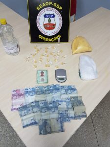 Imagem da notícia - Policiais da Seaop prendem homem com drogas após denúncia de que ele estava abrigando um foragido