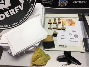 Imagem da notícia - Polícia Civil prende homem com arma de fogo e material para a fabricação de documentos e dinheiro falsos, na zona norte de Manaus