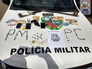 Imagem da notícia - Operação conjunta da PM e PC resulta em detenção de três homens por tráfico de drogas e posse ilegal de arma de fogo de uso permitido