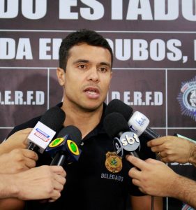 Imagem da notícia - Polícia Civil prende camelô que se passava por investigador e oferecia vagas falsas de trabalho na Delegacia Geral