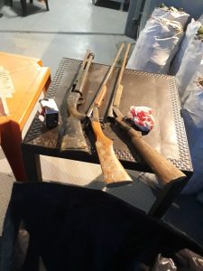 Imagem da notícia - Policiais prendem pai e dois filhos com 248 quilos carne de caça, armas e munições, em Tabatinga