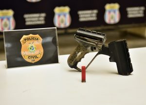 Imagem da notícia - Polícia Civil prende dupla envolvida em roubos a ônibus e apreende arma de fogo de fabricação caseira