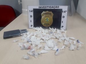 Imagem da notícia - Polícia Civil prende jovem com 83 trouxinhas de drogas no bairro Tancredo Neves