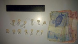 Imagem da notícia - Polícia Civil prende jovem e apreende adolescente envolvidos com o tráfico de drogas no Distrito de Cacau Pirêra, em Iranduba