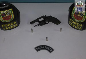 Imagem da notícia - Policiais da Força Tática da PM apreendem jovem com arma de fogo caseira na casa dele, na comunidade  São Sebastião