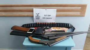 Imagem da notícia - Polícia Civil prende dupla e apreende armas, munições e drogas em comunidade no município de Iranduba