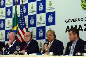 Imagem da notícia - Governador Amazonino Mendes recebe de Rudolph Giuliani relatório da primeira fase do projeto internacional de segurança pública