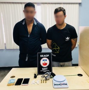 Imagem da notícia - Seaop prende dupla com arma e desmonta ponto de tráfico em loja de cosméticos