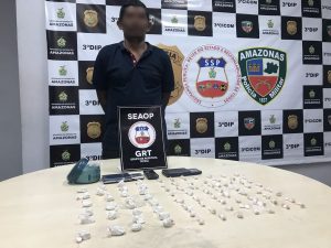 Imagem da notícia - Seaop prende homem com trouxinhas de drogas em beco do bairro Raiz