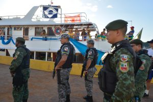 Imagem da notícia - Em Manaus, servidores da Segurança Pública fiscalizam embarcações com destino ao Festival de Parintins