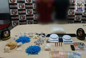 Imagem da notícia - Polícia Militar detém dupla por tráfico de drogas, roubo e posse ilegal de arma de fogo na zona leste