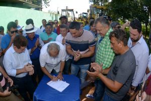 Imagem da notícia - Governador Amazonino assina ordem de serviço para a recuperação do sistema viário de Borba