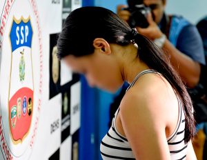 Imagem da notícia - Polícia Civil prende mulher envolvida em homicídio ocorrido no dia 31 de maio deste ano, no bairro Flores 