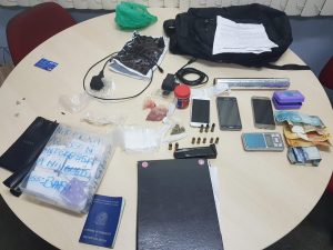 Imagem da notícia - Polícia Civil prende dupla com drogas, carregador de arma de fogo e munições no bairro Glória