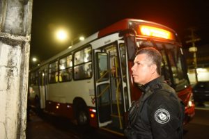 Imagem da notícia - Número de presos por roubos a ônibus cresce 101,8% de janeiro a maio em relação ao mesmo período do ano passado