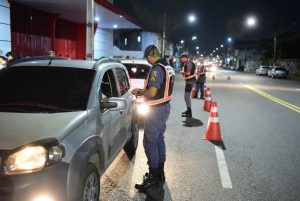 Imagem da notícia - Sete homens são presos e um adolescente apreendido por tráfico e porte ilegal de arma de fogo