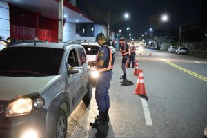 Imagem da notícia - PM prende 22 homens e três mulheres e apreende cinco adolescentes