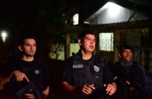 Imagem da notícia - PM prende 13 pessoas por suspeita de tráfico de drogas e porte ilegal de armas