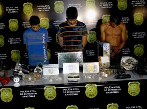 Imagem da notícia - Trio é preso no bairro Educandos por envolvimento com o tráfico de drogas