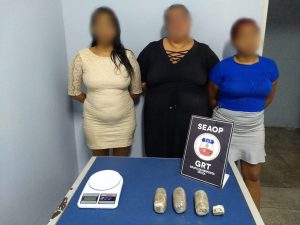 Imagem da notícia - SEAOP prende trio de mulheres com drogas em partes íntimas para entregar em presídio