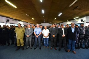 Imagem da notícia - Governador Amazonino Mendes condecora policiais que participaram de ação em casa lotérica na zona leste de Manaus