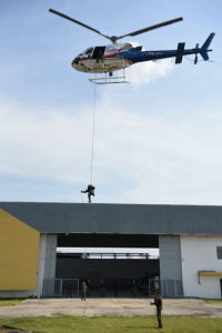 Imagem da notícia - SSP realiza treinamento prático de rapel em aeronave, com simulações de resgate e intervenção policial