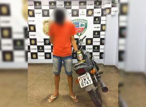 Imagem da notícia - Polícia Militar detém suspeito de roubar e clonar placa de motocicleta na zona leste